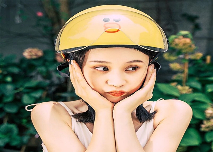 Mũ bảo hiểm Vịt Sally , Gấu Brown kèm kính tặng chong chóng siêu dễ thương