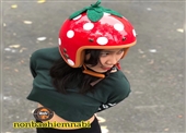 Mũ bảo hiểm trái dâu tây dễ thương